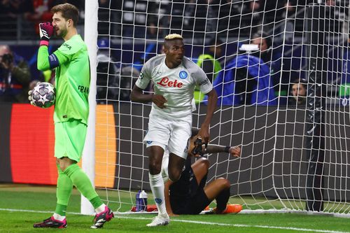 Osimhen giúp Napoli đứng trước cơ hội lần đầu tiên vào tứ kết Champions League