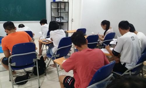 Học thêm dần trở thành điều đương nhiên ở cấp học phổ thông trung học. Ảnh: CTV
