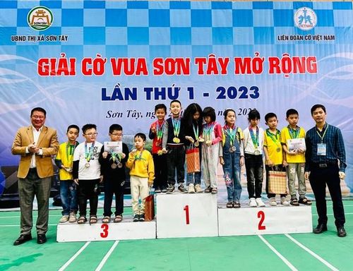 Ban tổ chức trao giải cho các VĐV đạt thành tích cao tại giải