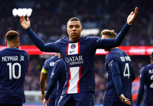  Tính từ đầu mùa 2022/23, Mbappe ghi 29 bàn trên mọi đấu trường. Anh dẫn đầu danh sách Vua phá lưới Ligue 1 với 17 pha lập công. 
