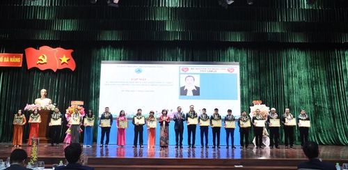 Đà Nẵng trao giải thưởng "Tỏa sáng blouse trắng"tri ân đội ngũ y, bác sĩ.