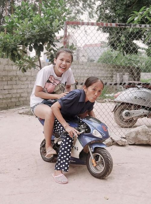 Ngoài những video triệu view, bà còn gây ấn tượng nhờ ngoại hình nhỏ bé, cách nói chuyện thật thà, giản dị.