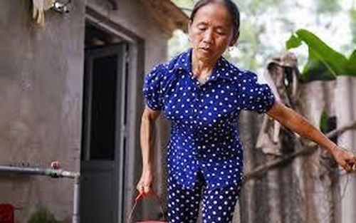 Cách đây 4 năm, hình ảnh về một người phụ nữ nhỏ bé (cao chưa đến 1m50) nấu các món ăn siêu to khổng lồ đã nhận về sự quan tâm lớn của dân mạng. Đó là bà Tân Vlog đến từ Bắc Giang.