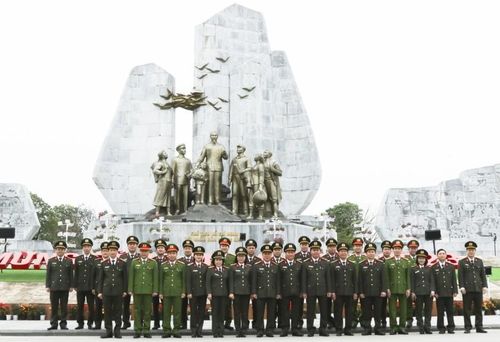 Đoàn đại biểu Công an 6 tỉnh Bắc miền Trung dự Hội nghị chụp ảnh lưu niệm.