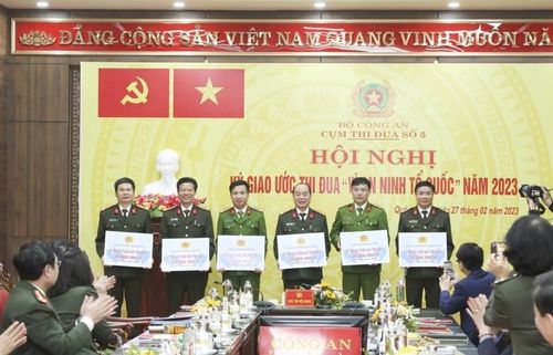 Công an các tỉnh quyên góp hỗ trợ cán bộ, chiến sỹ có hoàn cảnh đặc biệt khó khăn. Đại diện Công an 6 tỉnh lên trao số tiền quyên góp để xây dựng nhà tình nghĩa cho cán bộ, chiến sỹ.