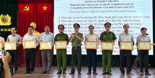 Khen thưởng cho các cá nhân xuất sắc