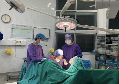 Các bác sĩ Bệnh viện Việt Đức trong ca phẫu thuật.