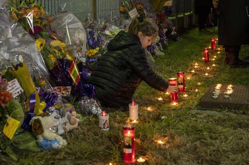 Điểm tưởng niệm các nạn nhân vụ đắm tàu gần Cutro, Italy. Ảnh: LaPresse/ AP.
