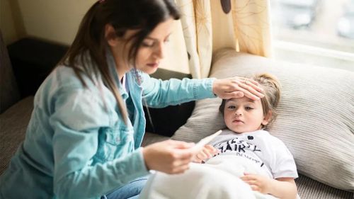  Sốt là triệu chứng điển hình khi trẻ nhiễm virus adeno. Ảnh: Healthline. 