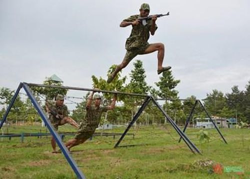  Cán bộ, chiến sĩ Tiểu đoàn Đặc công 2012, Bộ Tham mưu Quân khu 9 luyện tập vượt qua vật cản. Ảnh: QUANG ĐỨC 