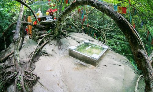 Ngày nay bàn cờ tiên được xây quây lại, đậy bằng lớp kính nhằm bảo tồn những đường khắc của bàn cờ được nguyên vẹn bởi thời gian.