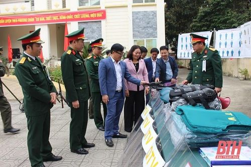 Lãnh đạo huyện Bá Thước thăm mô hình học cụ