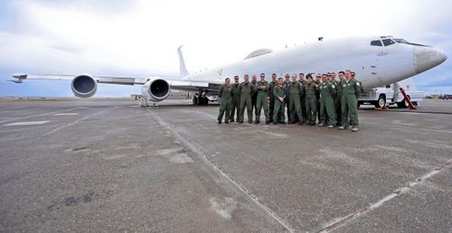 Nếu thực hiện nhiệm vụ trạm chỉ huy trên không (Airborne Command Post/ABNCP) thì sẽ gồm 5 sĩ quan hải quân, 9 nhân viên hàng không và 8 sĩ quan chỉ huy theo quyết định của Bộ tư lệnh Chiến lược Mỹ.