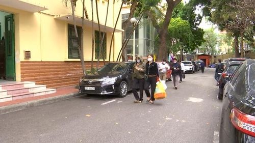 Cảnh thông thoáng trong khuôn viên Bệnh viện Việt Đức sau thông báo hạn chế mổ từ 1/3