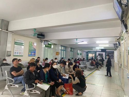 Nhiều người lo lắng không được mổ vì Bệnh viện Việt Đức thiếu vật tư y tế