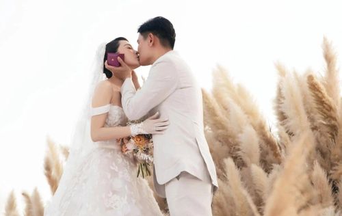 Minh Hằng mang thai con đầu lòng sau 9 tháng kết hôn.