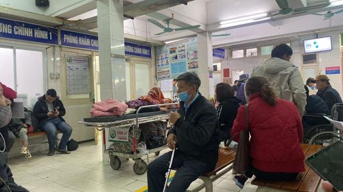 Cảnh chờ đợi của người bệnh, người nhà tại bệnh viện.