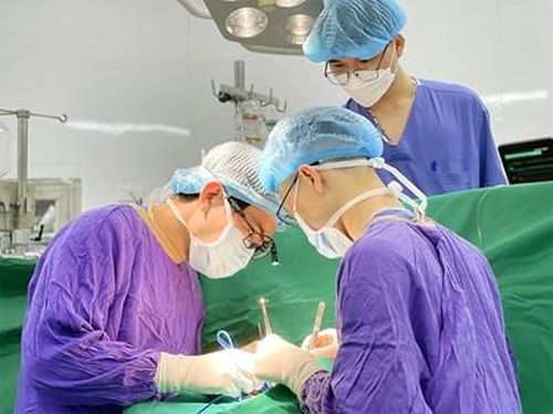Một ca ghép tạng tại Bệnh viện Hữu nghị Việt Đức. Ảnh: KIM OANH