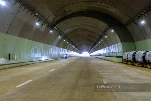 Hầm Thung Thi có chiều dài 680 m là phần thi công hầm dài nhất của đoạn cao tốc Mai Sơn - Quốc lộ 45. Đây được coi là một trong những hạng mục phức tạp, đòi hỏi yêu cầu kỹ thuật cao nhất của toàn tuyến cao tốc Mai Sơn - Quốc lộ 45 cũng đã cơ bản hoàn thành. (Ảnh: Dân Việt).