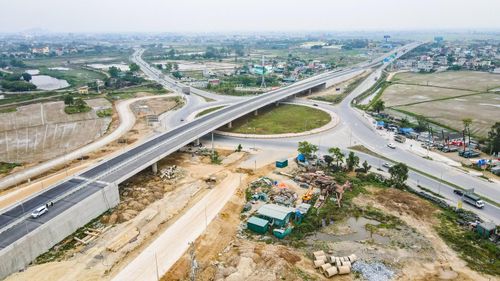 Dự án được khởi công ngày 30/9/2020, dự kiến thông xe và đưa vào sử dụng trước kỳ nghỉ lễ 30/4 - 1/5. (Ảnh: Tiền Phong).
