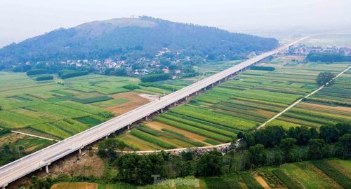 Cầu vượt núi Đọ có tổng chiều dài là 1,6km thuộc gói thầu số 14-XL là cây cầu dài nhất trên tuyến cao tốc Mai Sơn - Quốc lộ 45 đến nay cũng đã hoàn thành 99,99% khối lượng công việc. (Ảnh: Tiền Phong).