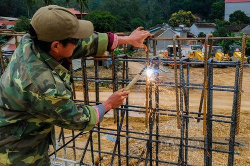Nhằm bảo đảm hoàn thành dự án và về đích trước kỳ nghỉ lễ 30/4, các nhà thầu hiện nay đang duy trì tiến độ 3 ca, 4 kíp thi công mỗi ngày. (Ảnh: Dân Việt).