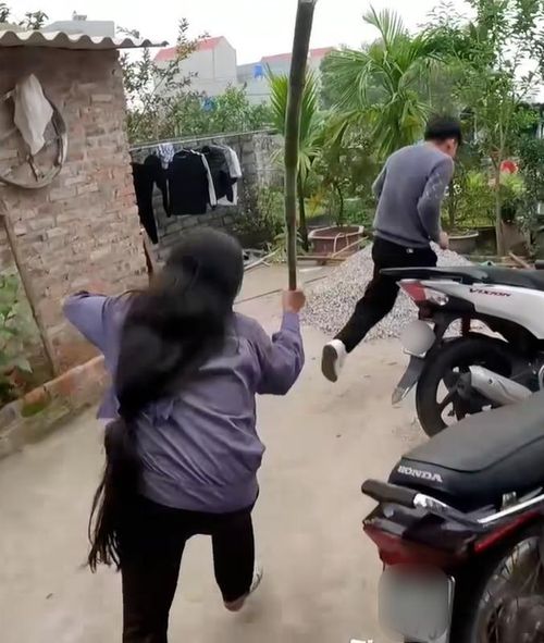 Để con trai cảm thấy tin tưởng hơn, bà Tân còn cẩn thận trang điểm mặt lấm lem để vào vai cho “tròn”. Sau đó, bà đi ra đầu ngõ ngồi cùng với chiếc nón lá và giao nhiệm vụ báo tin mẹ đi ăn xin với cậu con trai Hưng Vlog.