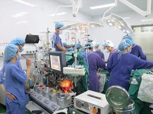  Bác sĩ Bệnh viện Hữu nghị Việt Đức thực hiện ca mổ cho bệnh nhân. Ảnh: Kim Oanh 