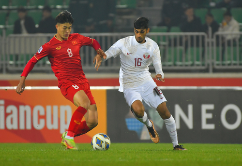  Nỗ lực đi bóng của Nguyễn Văn Trường trong trận đấu của U20 Việt Nam với U20 Qatar. Ảnh: AFC