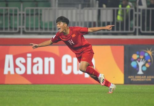  Nguyễn Quốc Việt ăn mừng bàn thắng mở tỷ số cho U20 Việt Nam trong trận đấu với U20 Qatar. Ảnh: AFC