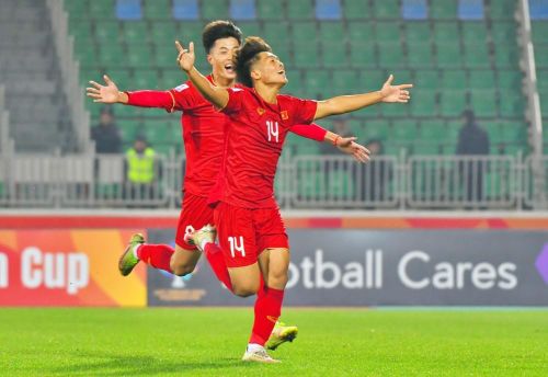 Tiền đạo Nguyễn Quốc Việt mừng bàn thắng mở tỉ số. Ảnh: AFC.