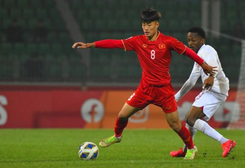 Nguyễn Văn Trường (số 8) là cầu thủ ấn định tỉ số 2-1 của trận đấu. Ảnh: AFC