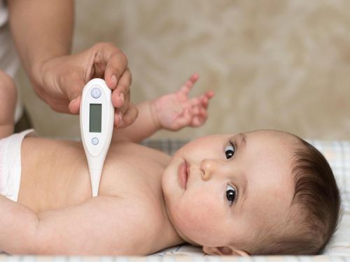 Cha mẹ cần cẩn trọng khi trẻ sơ sinh dưới 3 tháng tuổi bị sốt. Ảnh: Babycenteraustralia.