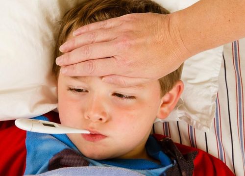 Trẻ em có thể bị sốt do nhiễm trùng, tiêm chủng. Ảnh: Preferredmedicalgroup.