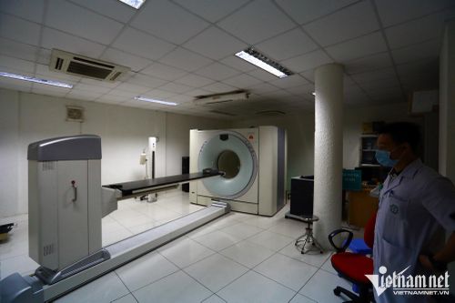 Một số máy móc thiết bị, đặc biệt là máy phục vụ cho hệ thống chẩn đoán điều trị ung bướu và y học hạt nhân tại Bệnh viện Bạch Mai phải đắp chiếu, lưu kho vài năm nay. Ảnh: Phạm Hải