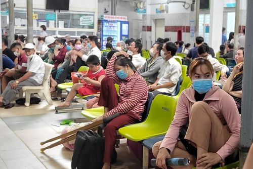 Người bệnh bị ảnh hưởng nặng nề khi tình trạng thiếu máy móc, thiết bị, vật tư y tế tại các bệnh viện. Ảnh: Chí Hùng.