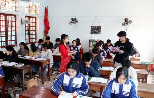 Học sinh lớp 12 đang phải đối diện với nhiều kỳ thi để tăng cơ hội xét tuyển vào các trường đại học. Ảnh: Mỹ Hà