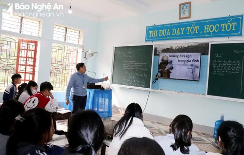 GIờ học của học sinh lớp 12 - Trường THPT Quế Phong. Ảnh: Mỹ Hà