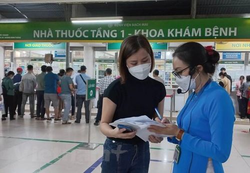 Hướng dẫn người dân làm các thủ tục khi đi khám bệnh. (Ảnh: T.G/Vietnam+)