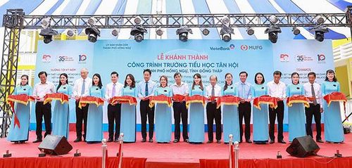Các đại biểu thực hiện nghi thức cắt băng khánh thành công trình