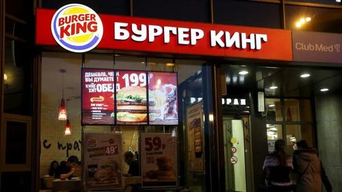 Những chiếc bánh mì kẹp thịt nhãn hiệu "Vkusno i Tochka" vướng phải tai tiếng khi nhiều bức ảnh cho thấy nấm mốc xuất hiện, đây là kết quả của việc thay thế công thức nấu ăn ban đầu và không tuân thủ các tiêu chuẩn thực phẩm.
