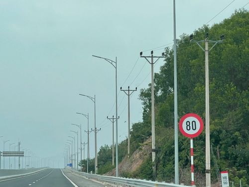 Biển hạn chế tốc độ 80Km/h đoạn từ Vân Đồn đến gần cầu Vân Tiên, được Ban Quản lý dự án đầu tư xây dựng các công trình giao thông tỉnh Quảng Ninh cho rằng để xử lý lún.