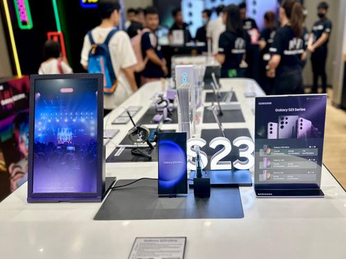 Giá của dòng Galaxy S23 kích hoạt điện tử rẻ hơn 1,5-6,9 triệu đồng so với hàng chưa kích hoạt. Ảnh: Thúy Hạnh.