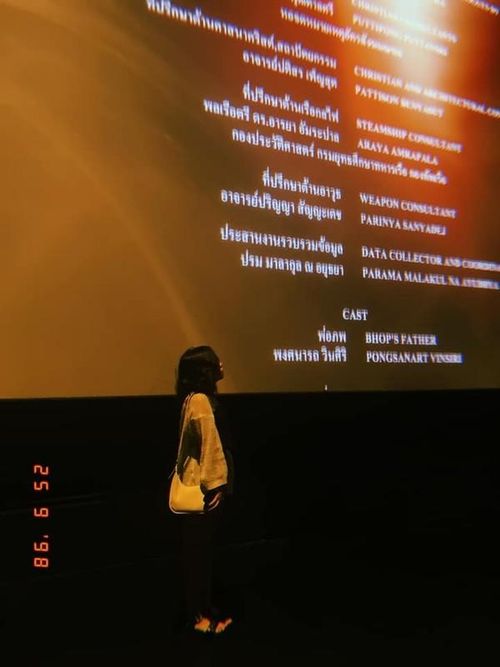 Thay vì tạo dáng check in rạp chiếu phim thông thường tại khu vực bàn chờ trước khi chiếu hay phần poster của phim, thời gian gần đây nhiều bạn trẻ lại lựa chọn check in ở màn hình chiếu phim sau khi hết giờ.