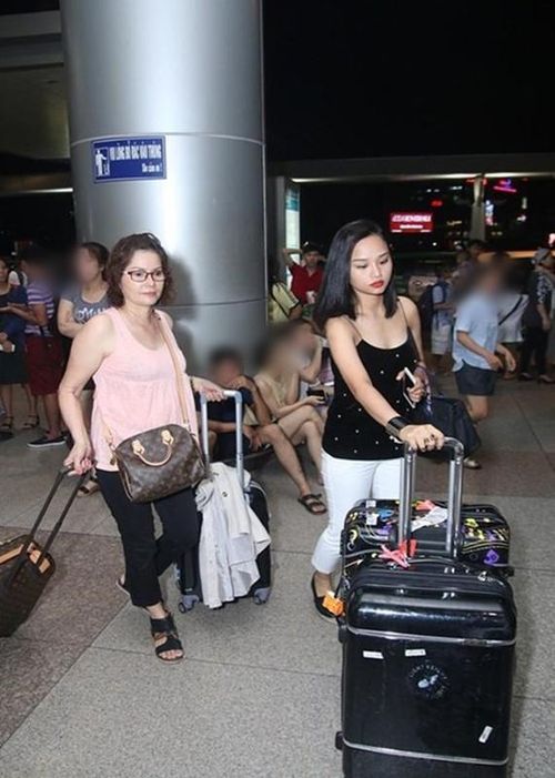 Mẹ của Miu Lê vừa là quản lý vừa là trợ lý cho con gái. Ảnh: Khám phá