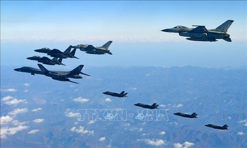 Máy bay ném bom B-1B (trái), US F-35A (phía xa) của Không lực Mỹ (trái) và F-16 (phải) cùng F-15K (trái, phía trên) của Hàn Quốc trong cuộc tập trận chung thường niên "Vigilant Ace". Ảnh tư liệu: AFP/TTXVN