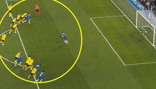 Tình huống chỉ ra rõ rằng cầu thủ Chelsea xâm nhập vòng cấm trước, và Dortmund chạy theo