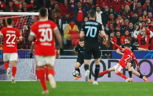 Phút 38, Rafa Silva xử lý khéo léo trong vòng cấm rồi vẩy má ngoài chân phải ghi bàn mở tỷ số