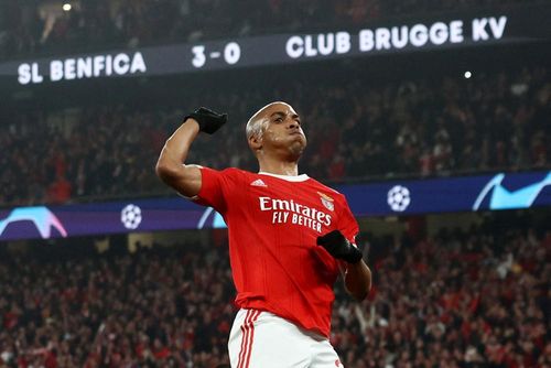 Đội trưởng Joao Mario nâng tỷ số lên 4-0 trên chấm 11m