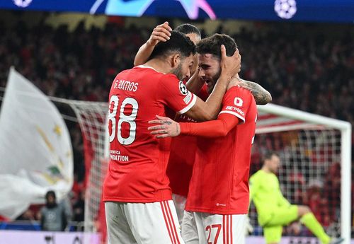 Đồng đội chúc mừng Rafa Silva